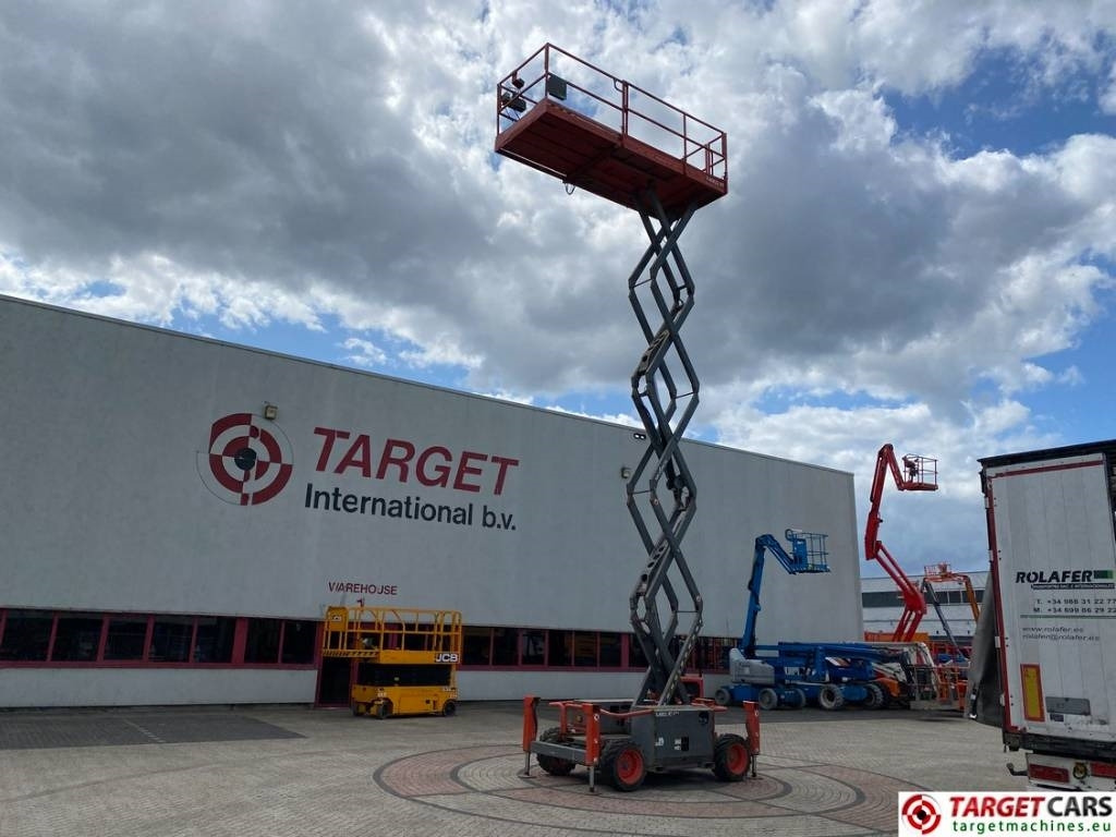 SkyJack SJ6832 RT 6832 Diesel 4x4 Scissor Work Lift 1180cm  leasing SkyJack SJ6832 RT 6832 Diesel 4x4 Scissor Work Lift 1180cm: picture 6