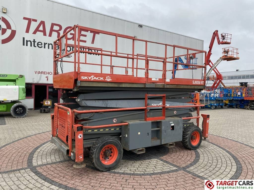 SkyJack SJ9250RT Diesel 4x4 Scissor Work Lift 1720cm - Scissor lift: picture 1 SkyJack SJ9250RT Diesel 4x4 Scissor Work Lift 1720cm - Scissor lift: picture 1