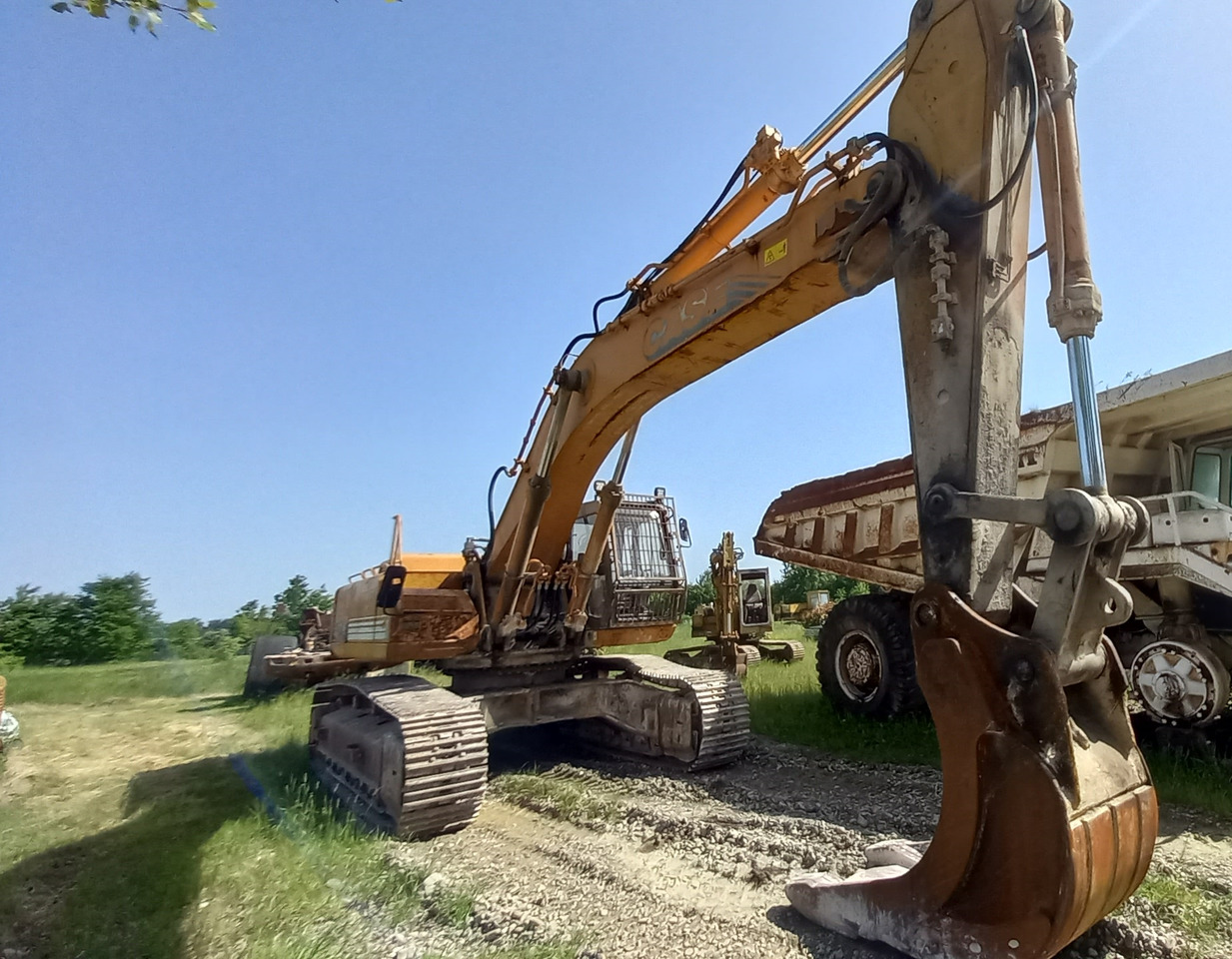 CASE Poclain 9046 Escavatore cingolato completo di cabina Rops-Fops con griglia frontale. Impianto martello. Benna. - Crawler excavator: picture 2 CASE Poclain 9046 Escavatore cingolato completo di cabina Rops-Fops con griglia frontale. Impianto martello. Benna. - Crawler excavator: picture 2