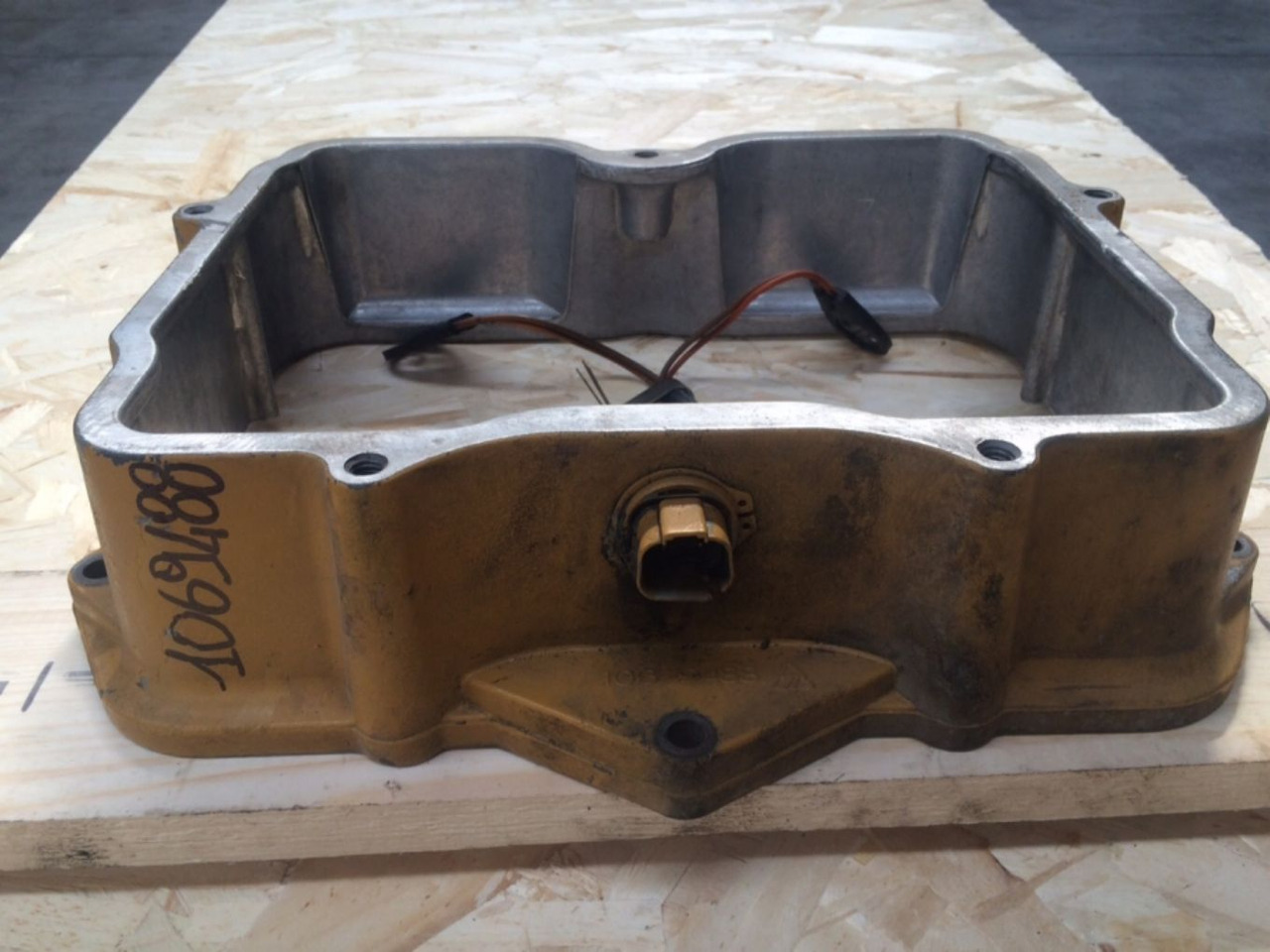 Caterpillar 3412 N. 2 CASTELLETTO PUNTERIE 1069488 - Engine and parts for Construction machinery: picture 1 Caterpillar 3412 N. 2 CASTELLETTO PUNTERIE 1069488 - Engine and parts for Construction machinery: picture 1