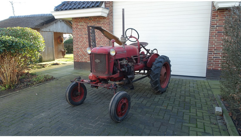 Farmall Cub Benzine met maaibalk en wielgewichten - Farm tractor: picture 1 Farmall Cub Benzine met maaibalk en wielgewichten - Farm tractor: picture 1