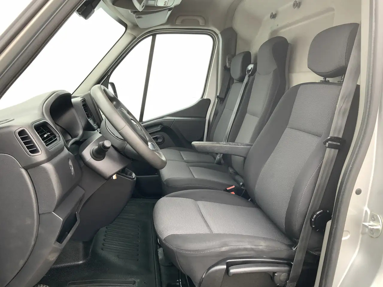 Renault Master T35 2.3 dCi 135 L3H2 Airco Cruise Navi 3 Zits Trek - Panel van: picture 4 Renault Master T35 2.3 dCi 135 L3H2 Airco Cruise Navi 3 Zits Trek - Panel van: picture 4