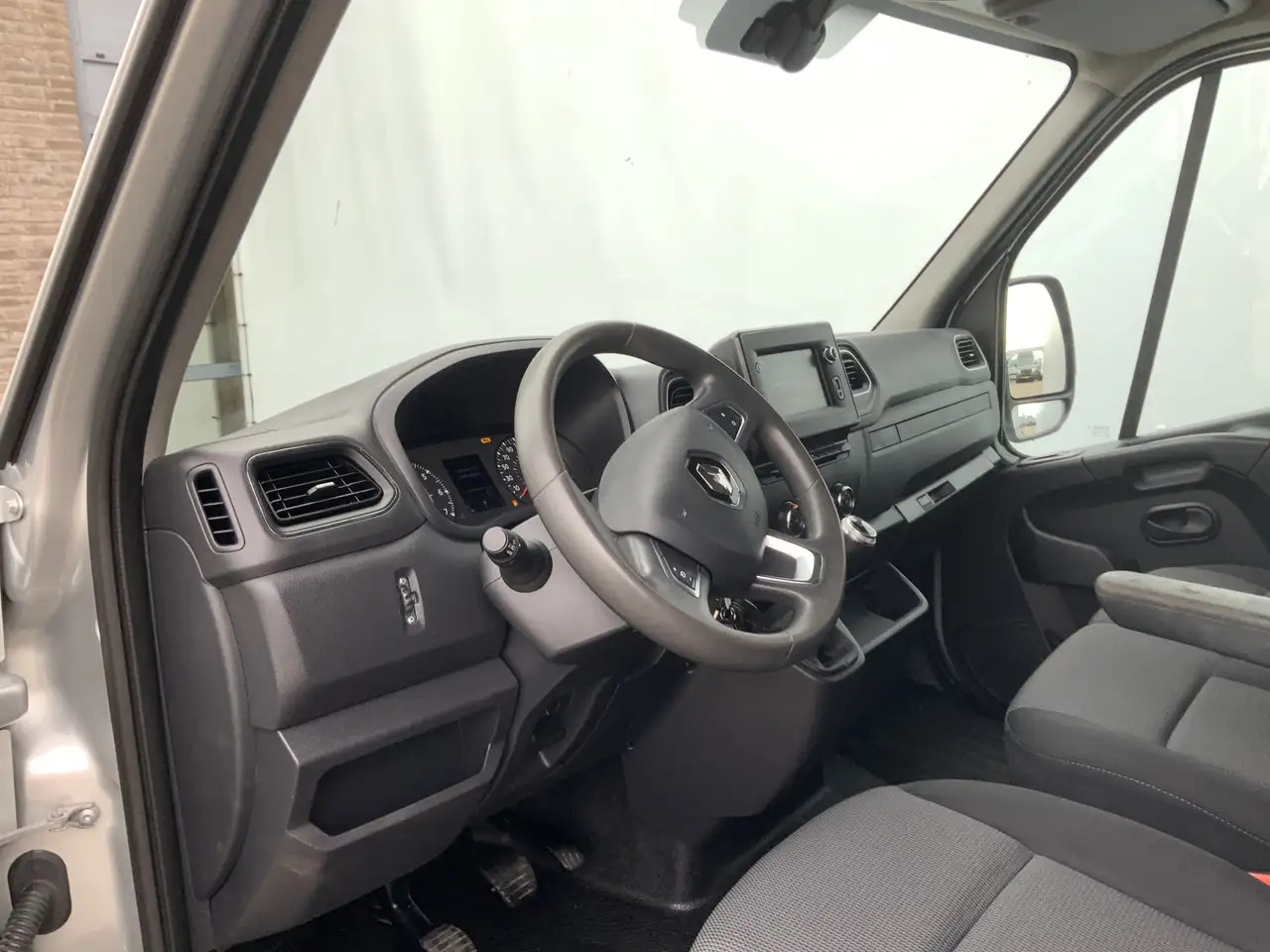 Renault Master T35 2.3 dCi 135 L3H2 Airco Cruise Navi 3 Zits Trek - Panel van: picture 5 Renault Master T35 2.3 dCi 135 L3H2 Airco Cruise Navi 3 Zits Trek - Panel van: picture 5