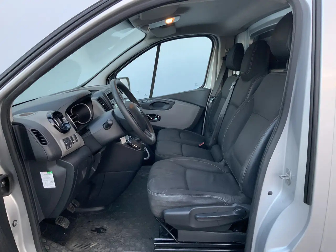 Renault Trafic 1.6 dCi T29 L2H1 Comfort Airco Cruise 3 Zits EXPOR - Panel van: picture 4 Renault Trafic 1.6 dCi T29 L2H1 Comfort Airco Cruise 3 Zits EXPOR - Panel van: picture 4