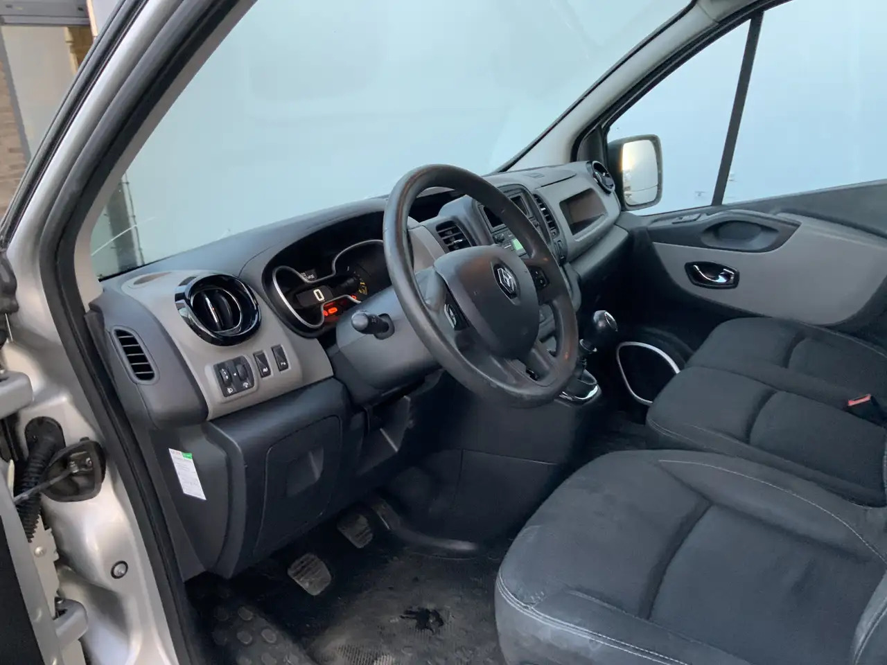 Renault Trafic 1.6 dCi T29 L2H1 Comfort Airco Cruise 3 Zits EXPOR - Panel van: picture 5 Renault Trafic 1.6 dCi T29 L2H1 Comfort Airco Cruise 3 Zits EXPOR - Panel van: picture 5