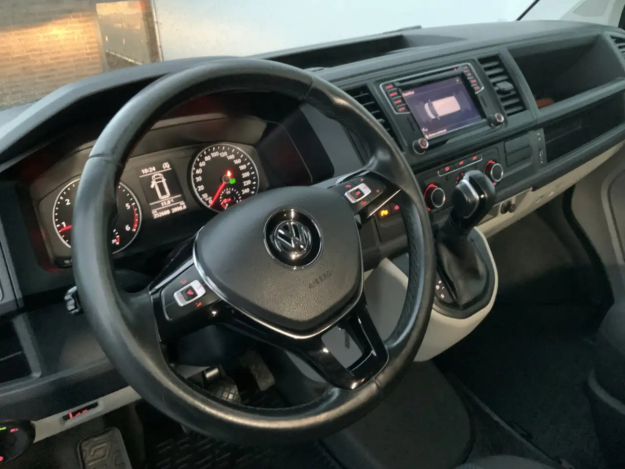 Volkswagen T6 Transporter 2.0 TDI L2H2 Highline Automaat Airco Cruise Navi A - Panel van: picture 4 Volkswagen T6 Transporter 2.0 TDI L2H2 Highline Automaat Airco Cruise Navi A - Panel van: picture 4