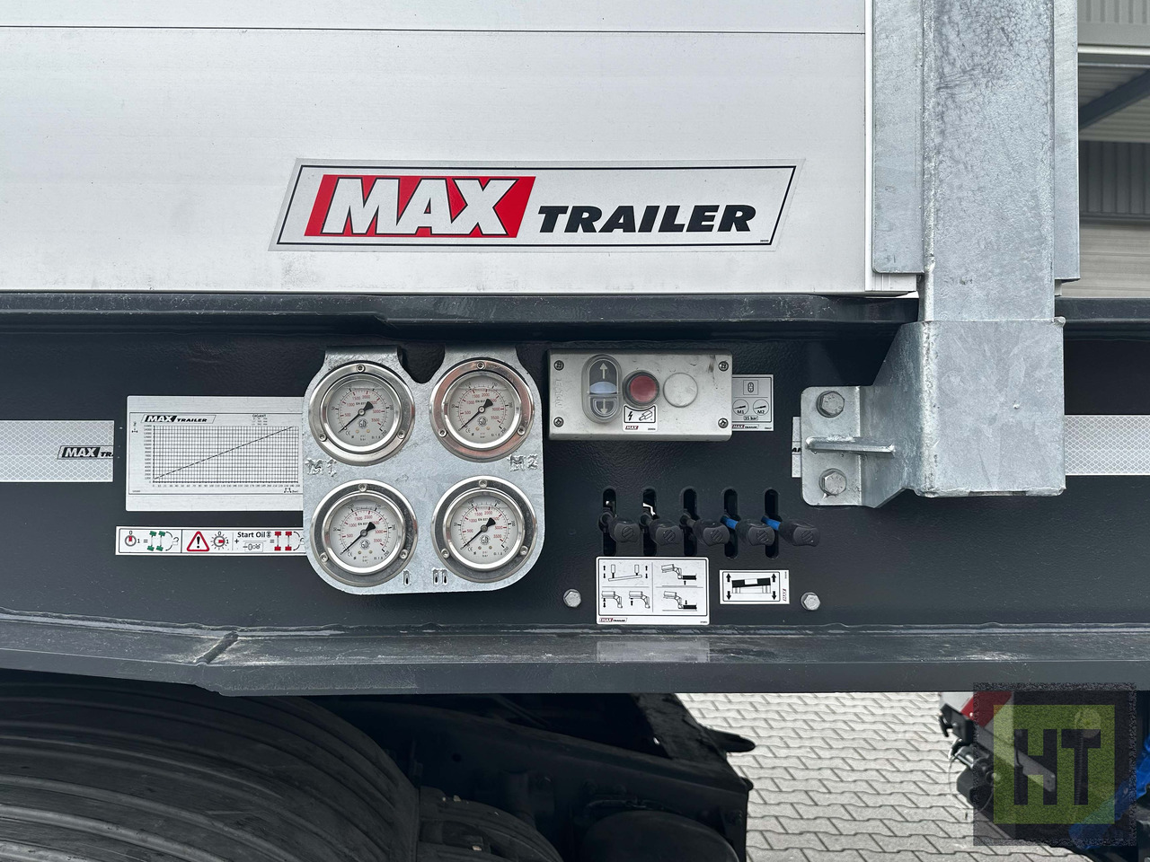 MAX Trailer 3-Achs-Tiefbett mit Pendelachsen - Low loader semi-trailer: picture 4 MAX Trailer 3-Achs-Tiefbett mit Pendelachsen - Low loader semi-trailer: picture 4