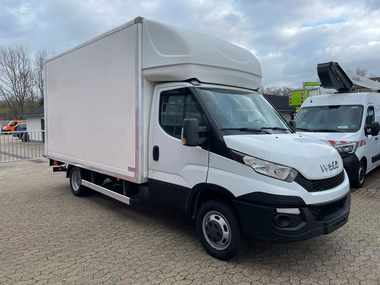 Iveco Daily Koffer 4.2m Ladebordwand Dhollandia Klima - Closed box van: picture 3 Iveco Daily Koffer 4.2m Ladebordwand Dhollandia Klima - Closed box van: picture 3