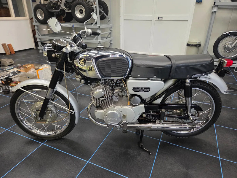 Honda CB160, Honda Dream SA en Honda CL77: 3 oldtimer motorfietsen - Motorcycle: picture 1 Honda CB160, Honda Dream SA en Honda CL77: 3 oldtimer motorfietsen - Motorcycle: picture 1