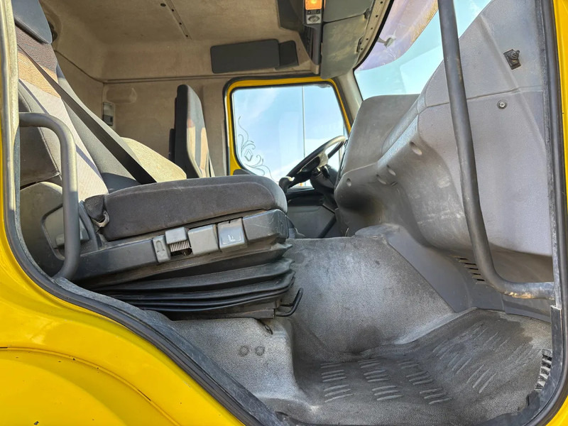 Interior photo 2: Tractor unit Renault Premium 420 Hub reduction Manual Gearbox