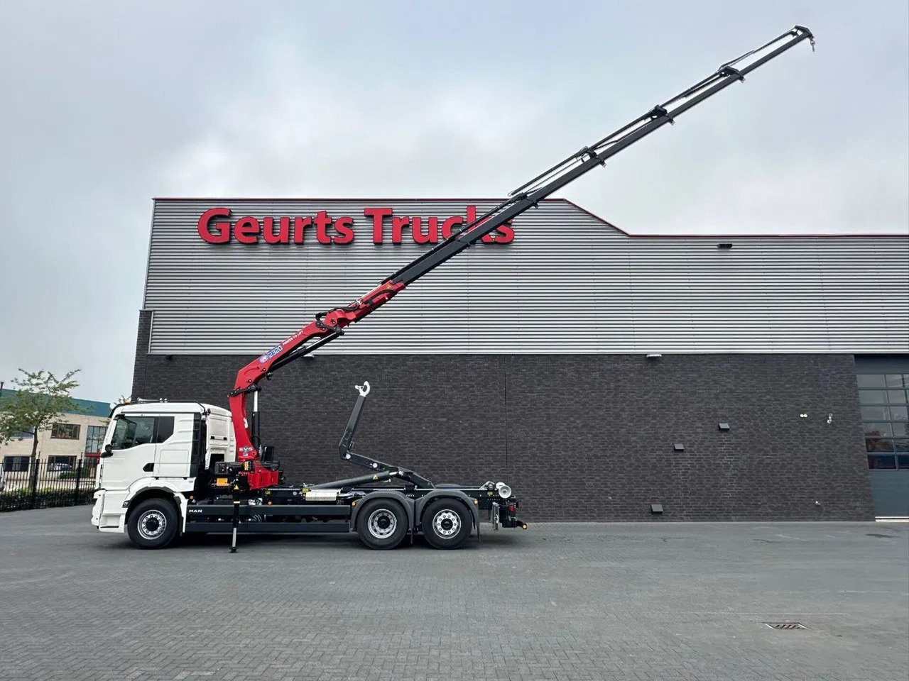MAN TGS 26.520 6X4H-4 BL NEW MODEL + MEILLER HAAKARM - Hook lift truck, Crane truck: picture 2 MAN TGS 26.520 6X4H-4 BL NEW MODEL + MEILLER HAAKARM - Hook lift truck, Crane truck: picture 2