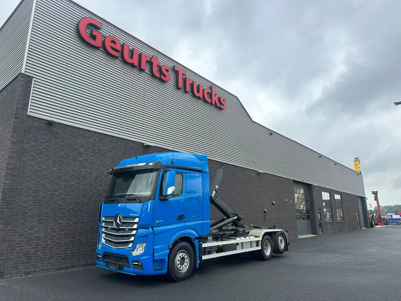 Mercedes-Benz Actros 2545 6X2 MET HIAB MULTILIFT XR21S61 HAAKARMSYSTEEM / ABROLLKIPPER / HOOKLIFT - Hook lift truck: picture 2 Mercedes-Benz Actros 2545 6X2 MET HIAB MULTILIFT XR21S61 HAAKARMSYSTEEM / ABROLLKIPPER / HOOKLIFT - Hook lift truck: picture 2