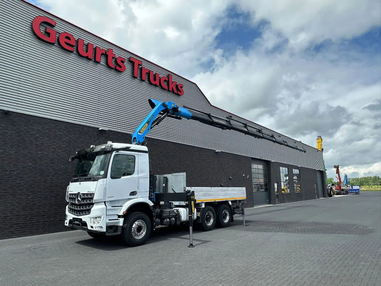 Mercedes-Benz Arocs 3351 963-2-E 6X4 KIPPER / TIPPER + PALFING - Crane truck: picture 2 Mercedes-Benz Arocs 3351 963-2-E 6X4 KIPPER / TIPPER + PALFING - Crane truck: picture 2