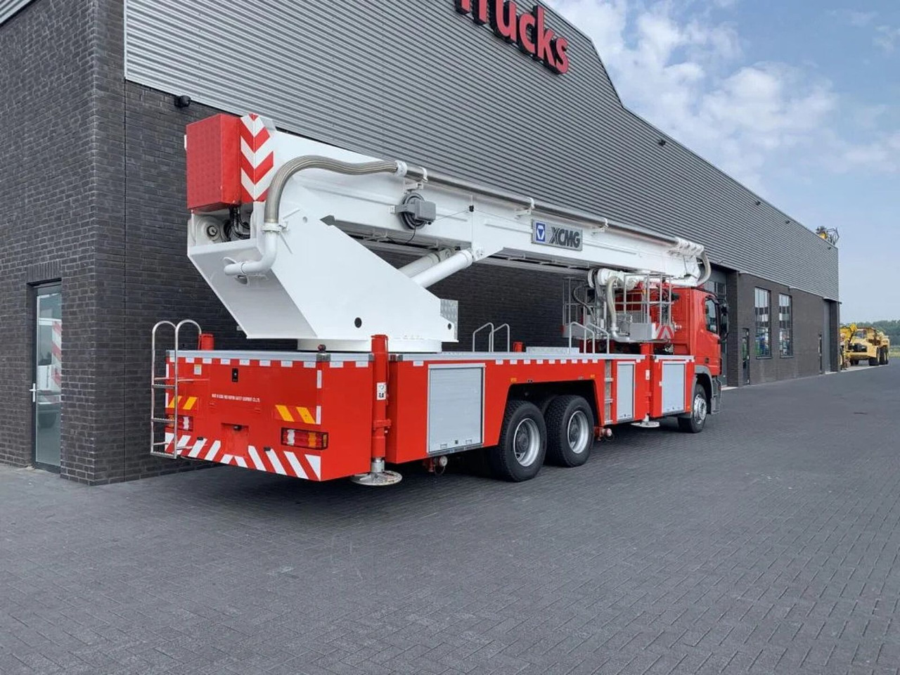 Mercedes-Benz Actros 3332 6X4 XCMG DG53C FIRE FIGTHING PLATFOR - Other machinery: picture 5 Mercedes-Benz Actros 3332 6X4 XCMG DG53C FIRE FIGTHING PLATFOR - Other machinery: picture 5