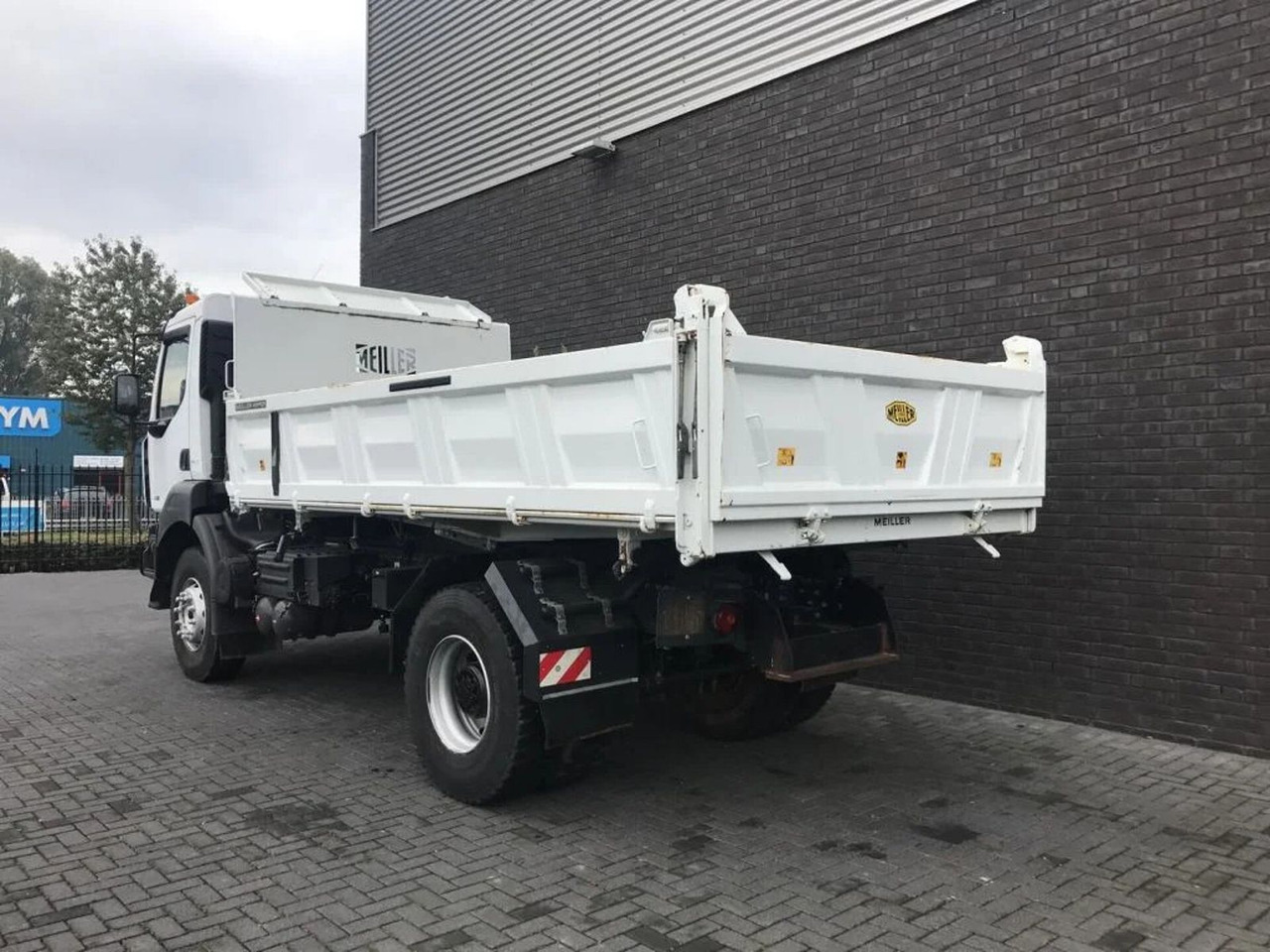Renault Kerax 330 DXI 4X2 KIPPER/TIPPER ONLY 27.000 KM ! - Tipper: picture 4 Renault Kerax 330 DXI 4X2 KIPPER/TIPPER ONLY 27.000 KM ! - Tipper: picture 4
