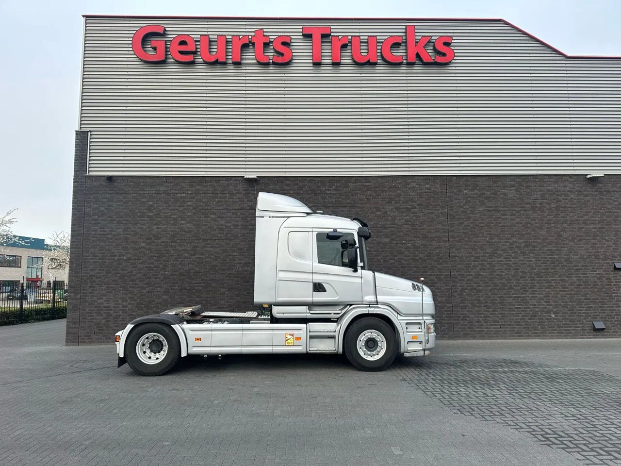 Scania T124-420 LA4X2NA ORIGINAL KM TREKKER MET HYDRAUL - Tractor unit: picture 4 Scania T124-420 LA4X2NA ORIGINAL KM TREKKER MET HYDRAUL - Tractor unit: picture 4