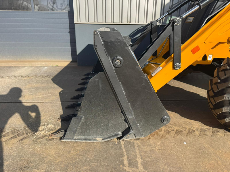 New Backhoe loader JCB 3DX 4x4 Super with extendable boom: picture 17