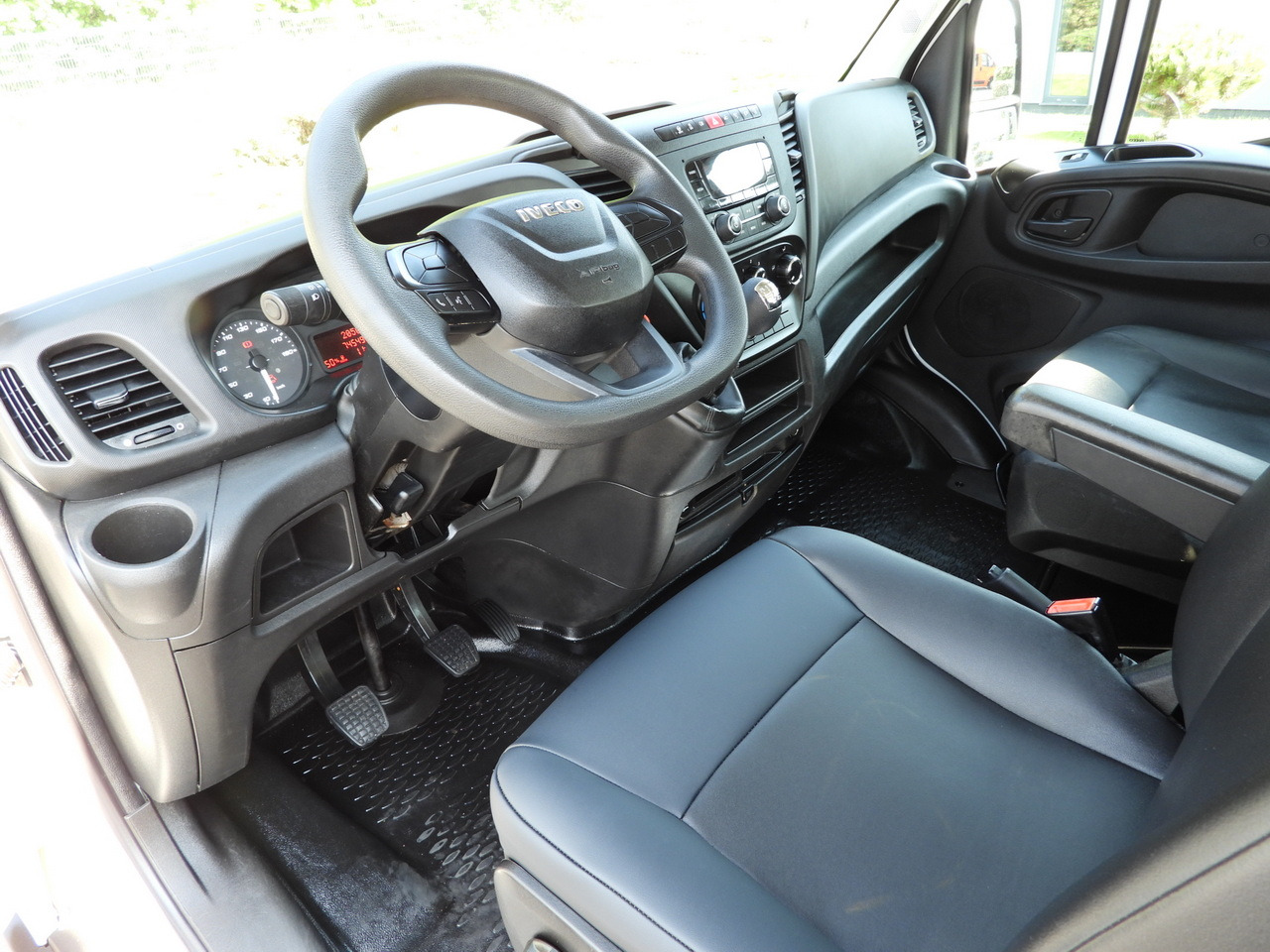 IVECO DAILY 35C16 TIPPER DOUBLE CABIN DOKA 6 SEATS TWIN WHEELS AIR CONDITIONING 160HP - Commercial vehicle: picture 2 IVECO DAILY 35C16 TIPPER DOUBLE CABIN DOKA 6 SEATS TWIN WHEELS AIR CONDITIONING 160HP - Commercial vehicle: picture 2