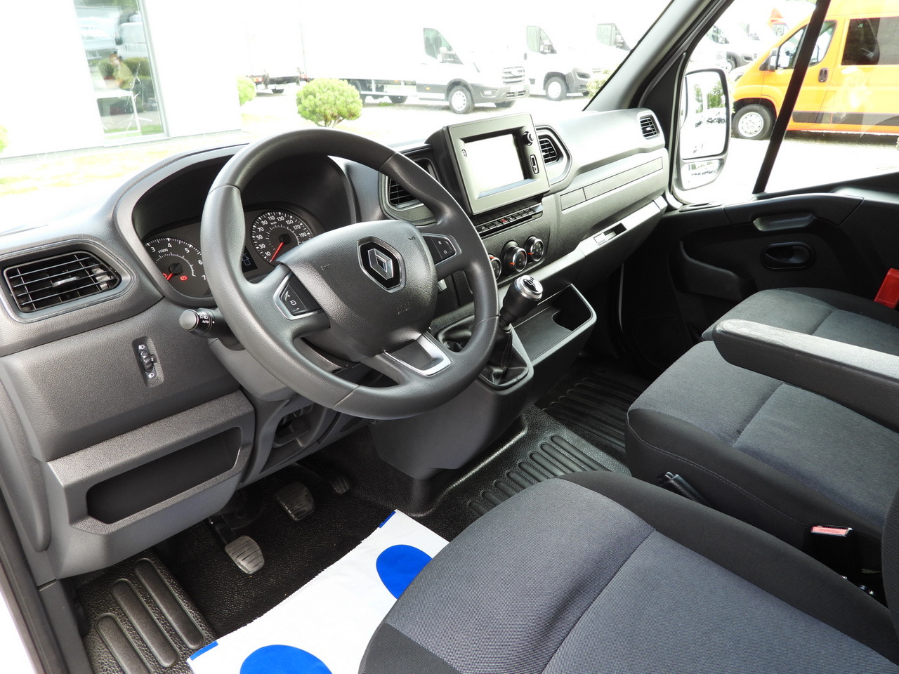 RENAULT MASTER BOX DELIVERY VAN 7 SEATS CRUISE CONTROL NAVIGATION LED LIGHTS AIR CONDITIONING 135HP - Commercial vehicle: picture 2 RENAULT MASTER BOX DELIVERY VAN 7 SEATS CRUISE CONTROL NAVIGATION LED LIGHTS AIR CONDITIONING 135HP - Commercial vehicle: picture 2
