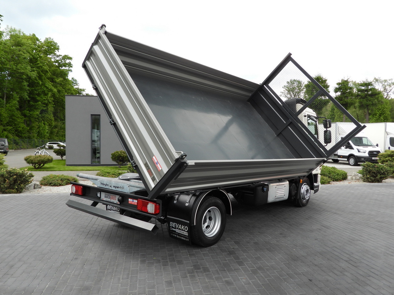 DAF LF 180 THREE-WAY TIPPER CRUISE CONTROL LED LIGHTS AUTOMATIC TRANSMISSION TWIN WHEELS AIR CONDITIONING 180HP - Tipper van: picture 3 DAF LF 180 THREE-WAY TIPPER CRUISE CONTROL LED LIGHTS AUTOMATIC TRANSMISSION TWIN WHEELS AIR CONDITIONING 180HP - Tipper van: picture 3