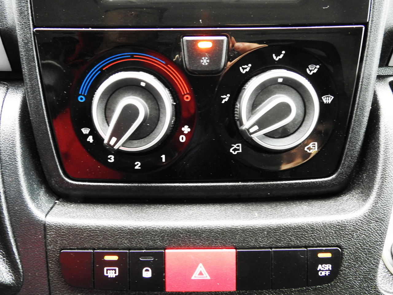 Closed box van FIAT DUCATO BOX LIFT 8 PALLETS CRUISE CONTROL NAVIGATION AIR CONDITIONING LED LIGHTS  130HP: picture 40