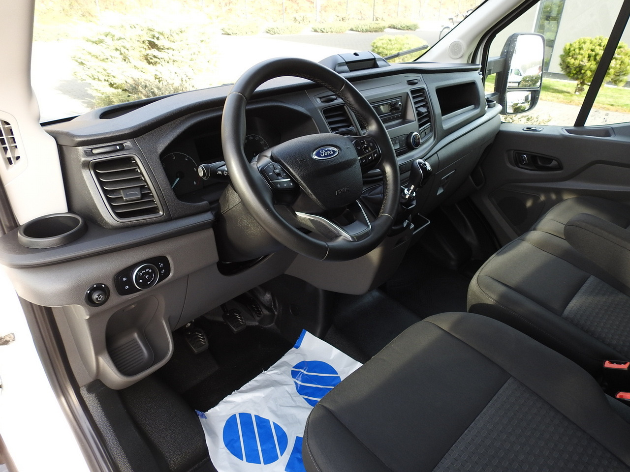 FORD TRANSIT BOX LIFT 8 PALLETS CRUISE CONTROL AIR CONDITIONING 130HP - Closed box van: picture 2 FORD TRANSIT BOX LIFT 8 PALLETS CRUISE CONTROL AIR CONDITIONING 130HP - Closed box van: picture 2