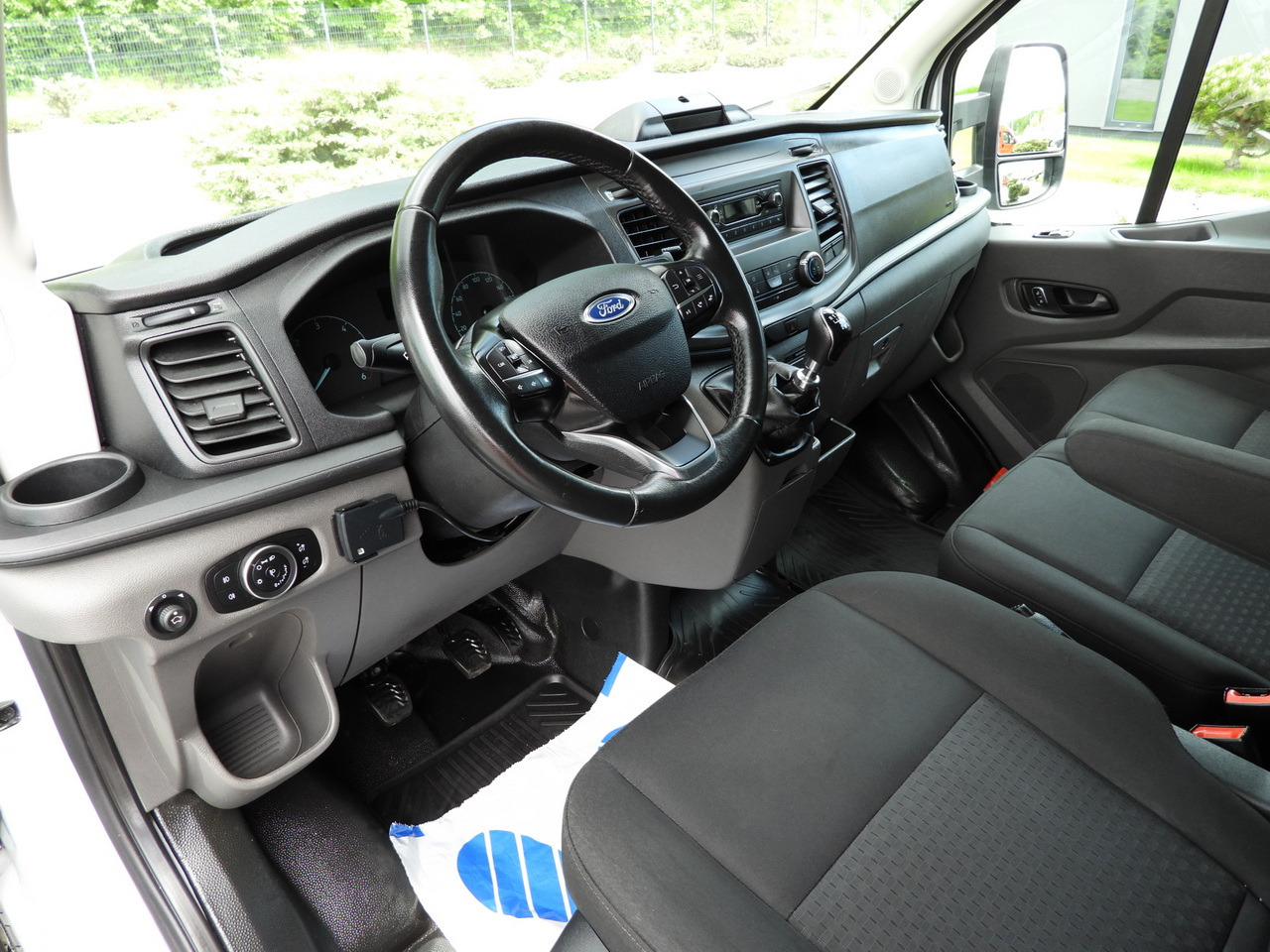 FORD TRANSIT BOX LIFT 8 PALLETS CRUISE CONTROL LED LIGHTS AIR CONDITIONING 130HP - Closed box van: picture 2 FORD TRANSIT BOX LIFT 8 PALLETS CRUISE CONTROL LED LIGHTS AIR CONDITIONING 130HP - Closed box van: picture 2