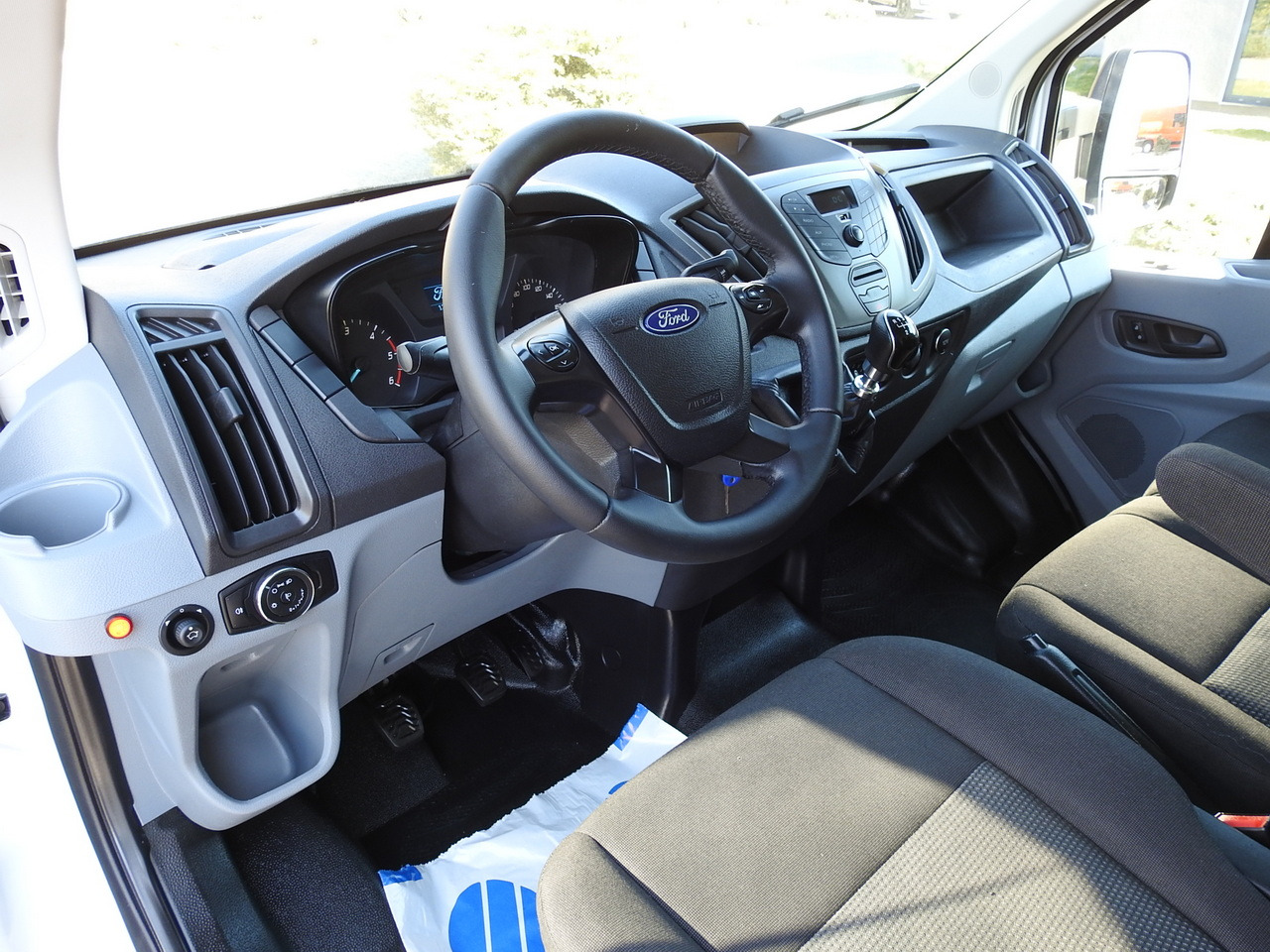 FORD TRANSIT BOX LIFT 8 PALLETS TWIN WHEELS AIR CONDITIONING 130HP - Closed box van: picture 2 FORD TRANSIT BOX LIFT 8 PALLETS TWIN WHEELS AIR CONDITIONING 130HP - Closed box van: picture 2