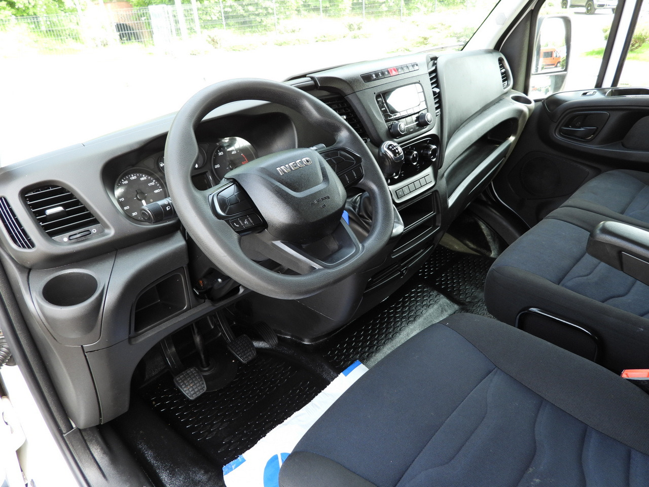 IVECO DAILY 35S12 STAKE BODY DOUBLE CABIN DOKA 7 SEATS AIR CONDITIONING 120HP - Open body delivery van: picture 2 IVECO DAILY 35S12 STAKE BODY DOUBLE CABIN DOKA 7 SEATS AIR CONDITIONING 120HP - Open body delivery van: picture 2