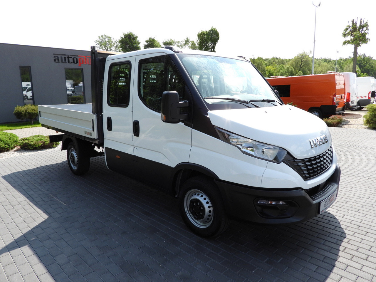 IVECO DAILY 35S12 STAKE BODY DOUBLE CABIN DOKA 7 SEATS AIR CONDITIONING 120HP - Open body delivery van: picture 4 IVECO DAILY 35S12 STAKE BODY DOUBLE CABIN DOKA 7 SEATS AIR CONDITIONING 120HP - Open body delivery van: picture 4