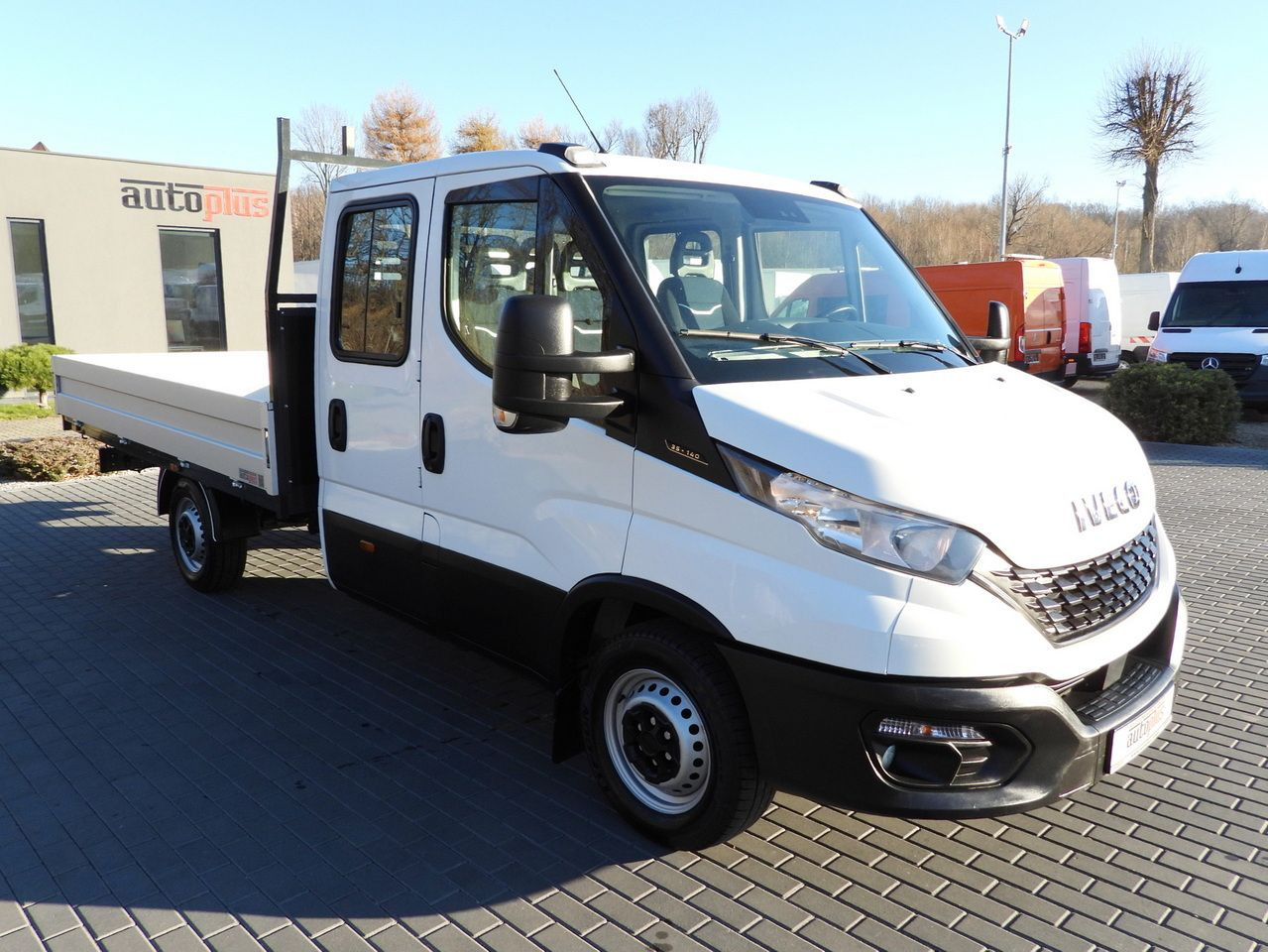 IVECO DAILY 35S14 STAKE BODY DOUBLE CABIN DOKA 7 SEATS CRUISE CONTROL AIR CONDITIONING 140HP - Open body delivery van: picture 4 IVECO DAILY 35S14 STAKE BODY DOUBLE CABIN DOKA 7 SEATS CRUISE CONTROL AIR CONDITIONING 140HP - Open body delivery van: picture 4