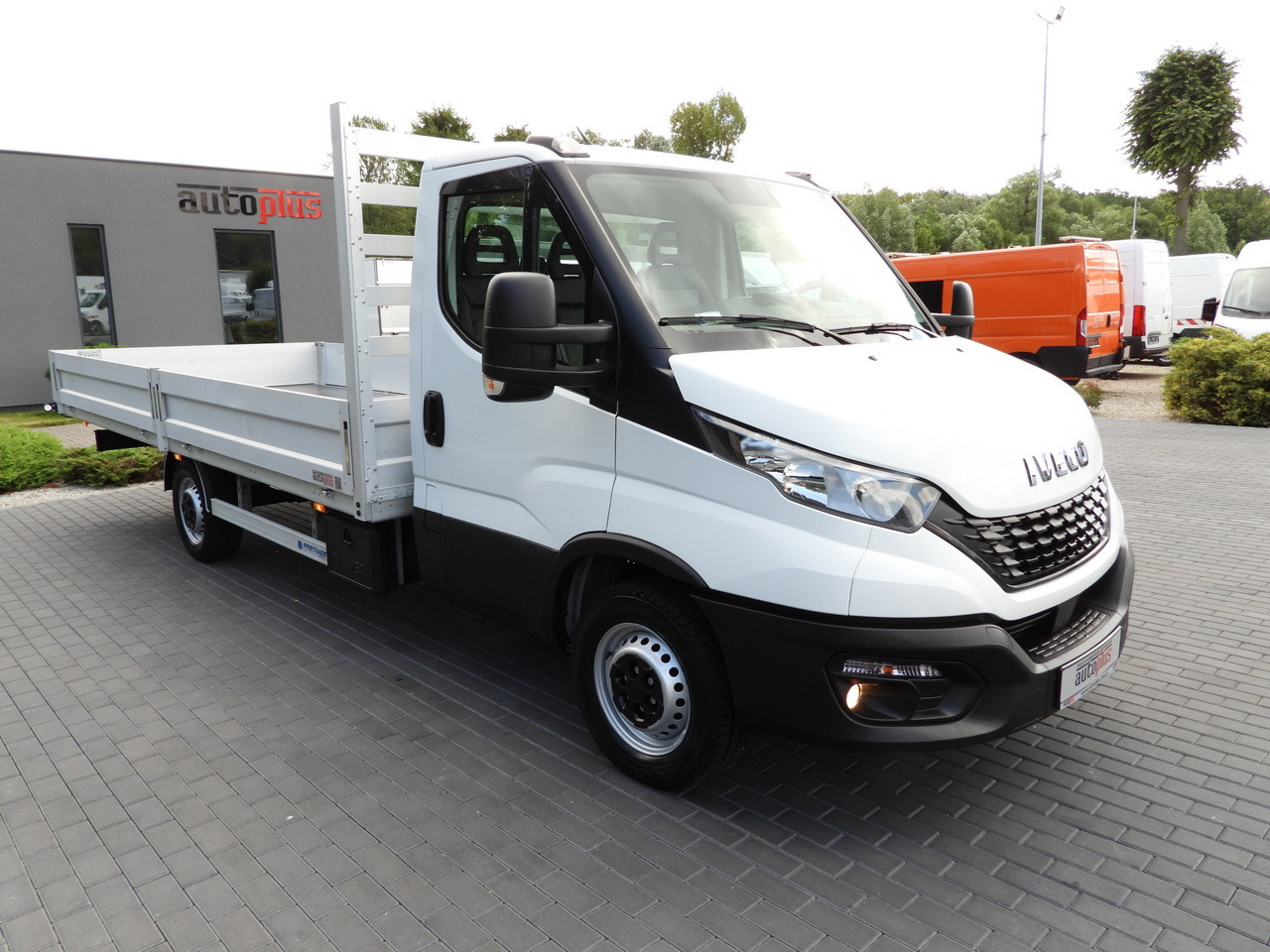 IVECO DAILY 35S16 STAKE BODY 10 PALLETS CRUISE CONTROL AIR CONDITIONING 160HP - Open body delivery van: picture 4 IVECO DAILY 35S16 STAKE BODY 10 PALLETS CRUISE CONTROL AIR CONDITIONING 160HP - Open body delivery van: picture 4
