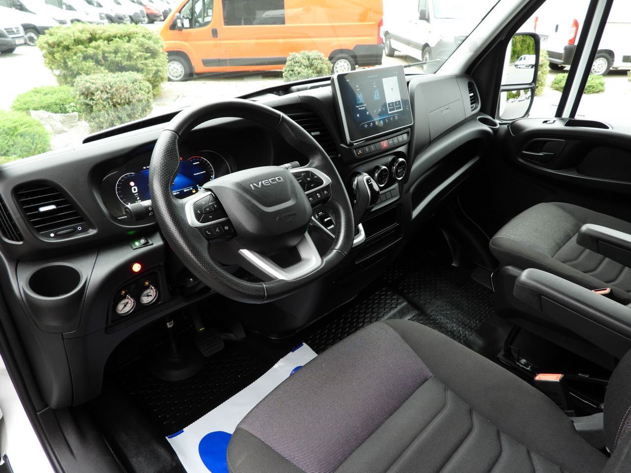 IVECO DAILY 35S18 BOX HI-MATIC LIFT 8 PALLETS CRUISE CONTROL NAVIGATION LED LIGHTS PNEUMATICS AUTOMATIC TRANSMISSION HI-MATIC AIR CONDITIONING 180HP - Closed box van: picture 2 IVECO DAILY 35S18 BOX HI-MATIC LIFT 8 PALLETS CRUISE CONTROL NAVIGATION LED LIGHTS PNEUMATICS AUTOMATIC TRANSMISSION HI-MATIC AIR CONDITIONING 180HP - Closed box van: picture 2