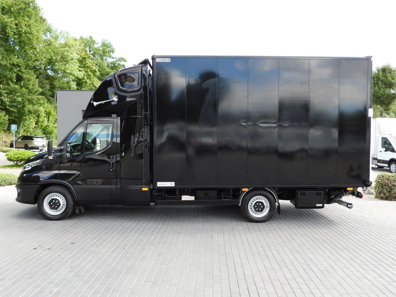 Closed box van IVECO DAILY 35S18 BOX LIFT 8 PALLETS WEBASTO CRUISE CONTROL NAVIGATION LED LIGHTS PNEUMATICS AIR CONDITIONING 180HP: picture 8 Closed box van IVECO DAILY 35S18 BOX LIFT 8 PALLETS WEBASTO CRUISE CONTROL NAVIGATION LED LIGHTS PNEUMATICS AIR CONDITIONING 180HP: picture 8