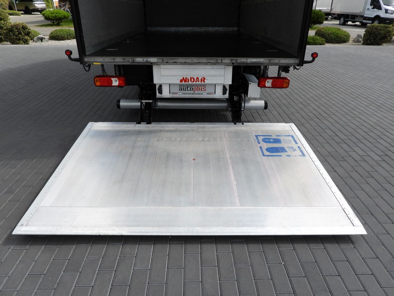 Closed box van IVECO DAILY 35S18 BOX LIFT 8 PALLETS WEBASTO CRUISE CONTROL NAVIGATION LED LIGHTS PNEUMATICS AIR CONDITIONING 180HP: picture 27 Closed box van IVECO DAILY 35S18 BOX LIFT 8 PALLETS WEBASTO CRUISE CONTROL NAVIGATION LED LIGHTS PNEUMATICS AIR CONDITIONING 180HP: picture 27