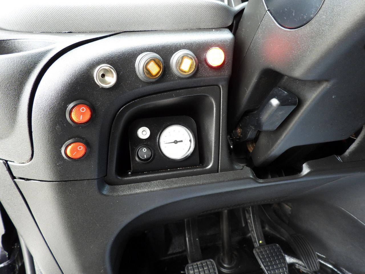 Closed box van IVECO DAILY 35S18 BOX LIFT 8 PALLETS WEBASTO CRUISE CONTROL NAVIGATION LED LIGHTS PNEUMATICS AIR CONDITIONING 180HP: picture 33 Closed box van IVECO DAILY 35S18 BOX LIFT 8 PALLETS WEBASTO CRUISE CONTROL NAVIGATION LED LIGHTS PNEUMATICS AIR CONDITIONING 180HP: picture 33