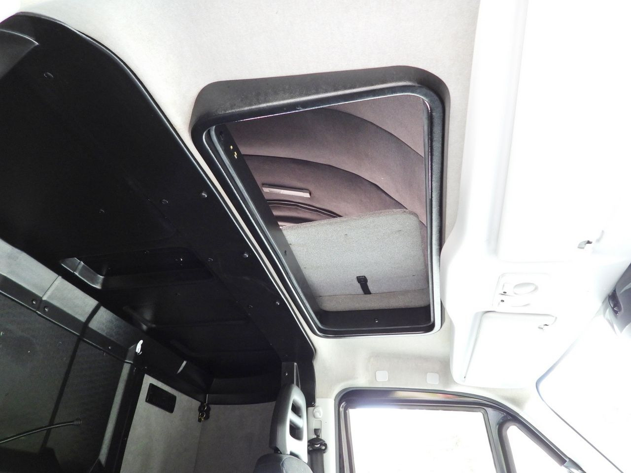 Closed box van IVECO DAILY 35S18 BOX LIFT 8 PALLETS WEBASTO CRUISE CONTROL NAVIGATION LED LIGHTS PNEUMATICS AIR CONDITIONING 180HP: picture 48 Closed box van IVECO DAILY 35S18 BOX LIFT 8 PALLETS WEBASTO CRUISE CONTROL NAVIGATION LED LIGHTS PNEUMATICS AIR CONDITIONING 180HP: picture 48