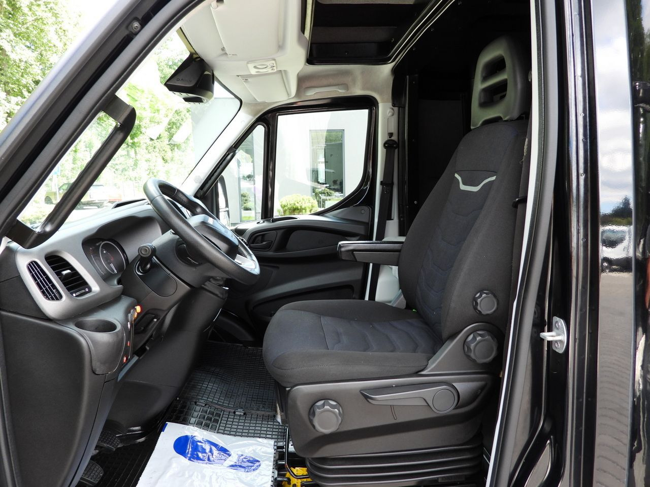 Closed box van IVECO DAILY 35S18 BOX LIFT 8 PALLETS WEBASTO CRUISE CONTROL NAVIGATION LED LIGHTS PNEUMATICS AIR CONDITIONING 180HP: picture 30 Closed box van IVECO DAILY 35S18 BOX LIFT 8 PALLETS WEBASTO CRUISE CONTROL NAVIGATION LED LIGHTS PNEUMATICS AIR CONDITIONING 180HP: picture 30