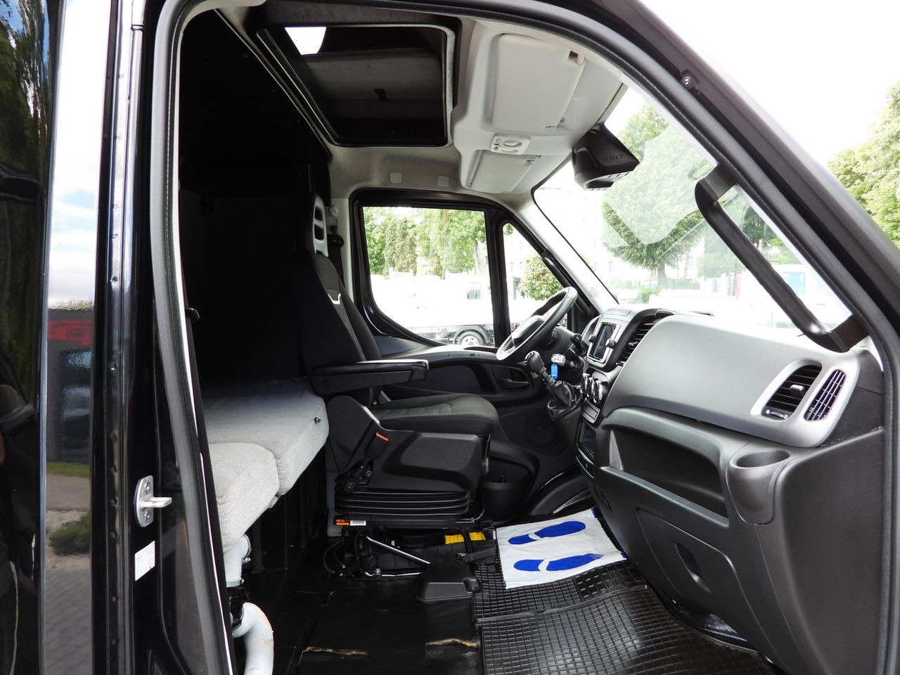 Closed box van IVECO DAILY 35S18 BOX LIFT 8 PALLETS WEBASTO CRUISE CONTROL NAVIGATION LED LIGHTS PNEUMATICS AIR CONDITIONING 180HP: picture 44 Closed box van IVECO DAILY 35S18 BOX LIFT 8 PALLETS WEBASTO CRUISE CONTROL NAVIGATION LED LIGHTS PNEUMATICS AIR CONDITIONING 180HP: picture 44