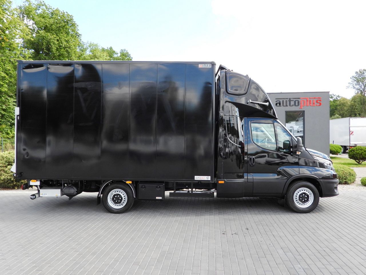 Closed box van IVECO DAILY 35S18 BOX LIFT 8 PALLETS WEBASTO CRUISE CONTROL NAVIGATION LED LIGHTS PNEUMATICS AIR CONDITIONING 180HP: picture 7 Closed box van IVECO DAILY 35S18 BOX LIFT 8 PALLETS WEBASTO CRUISE CONTROL NAVIGATION LED LIGHTS PNEUMATICS AIR CONDITIONING 180HP: picture 7