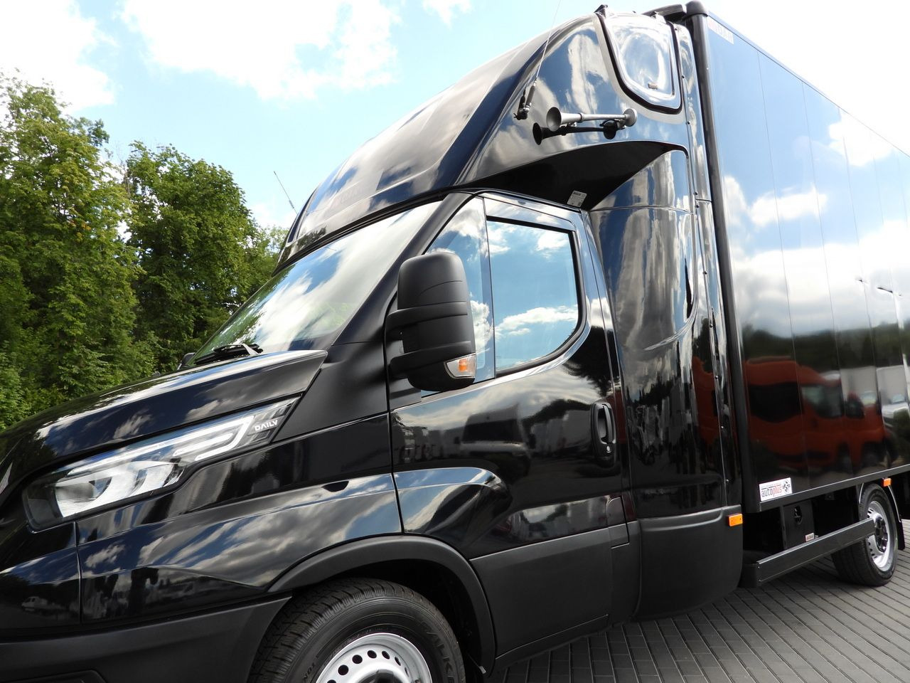 Closed box van IVECO DAILY 35S18 BOX LIFT 8 PALLETS WEBASTO CRUISE CONTROL NAVIGATION LED LIGHTS PNEUMATICS AIR CONDITIONING 180HP: picture 19 Closed box van IVECO DAILY 35S18 BOX LIFT 8 PALLETS WEBASTO CRUISE CONTROL NAVIGATION LED LIGHTS PNEUMATICS AIR CONDITIONING 180HP: picture 19