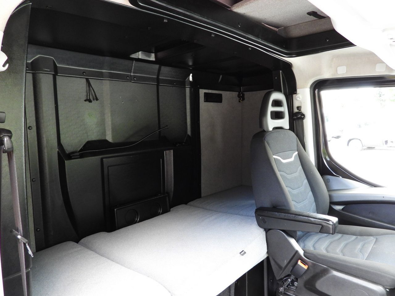 Closed box van IVECO DAILY 35S18 BOX LIFT 8 PALLETS WEBASTO CRUISE CONTROL NAVIGATION LED LIGHTS PNEUMATICS AIR CONDITIONING 180HP: picture 46 Closed box van IVECO DAILY 35S18 BOX LIFT 8 PALLETS WEBASTO CRUISE CONTROL NAVIGATION LED LIGHTS PNEUMATICS AIR CONDITIONING 180HP: picture 46