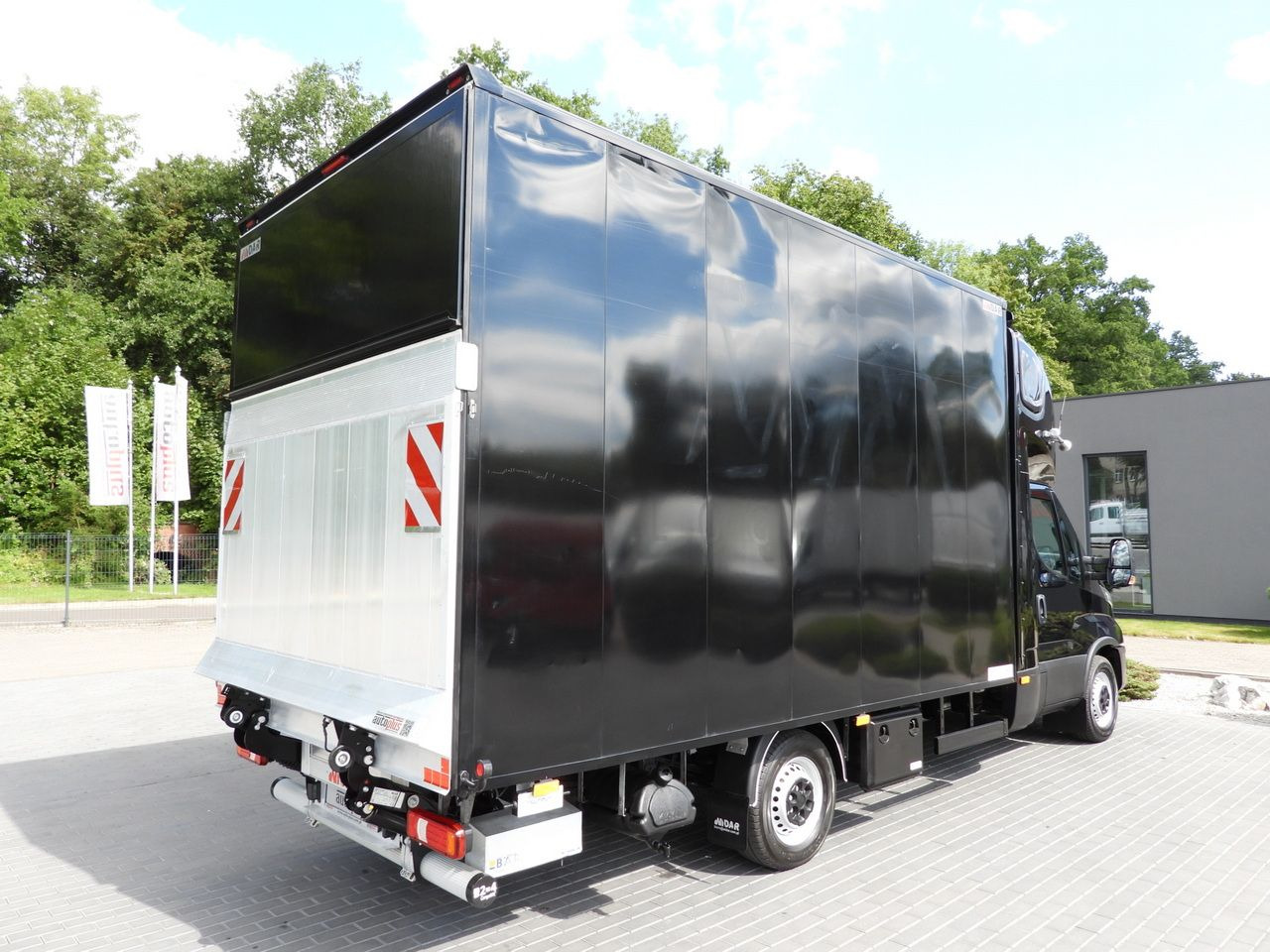 Closed box van IVECO DAILY 35S18 BOX LIFT 8 PALLETS WEBASTO CRUISE CONTROL NAVIGATION LED LIGHTS PNEUMATICS AIR CONDITIONING 180HP: picture 13 Closed box van IVECO DAILY 35S18 BOX LIFT 8 PALLETS WEBASTO CRUISE CONTROL NAVIGATION LED LIGHTS PNEUMATICS AIR CONDITIONING 180HP: picture 13