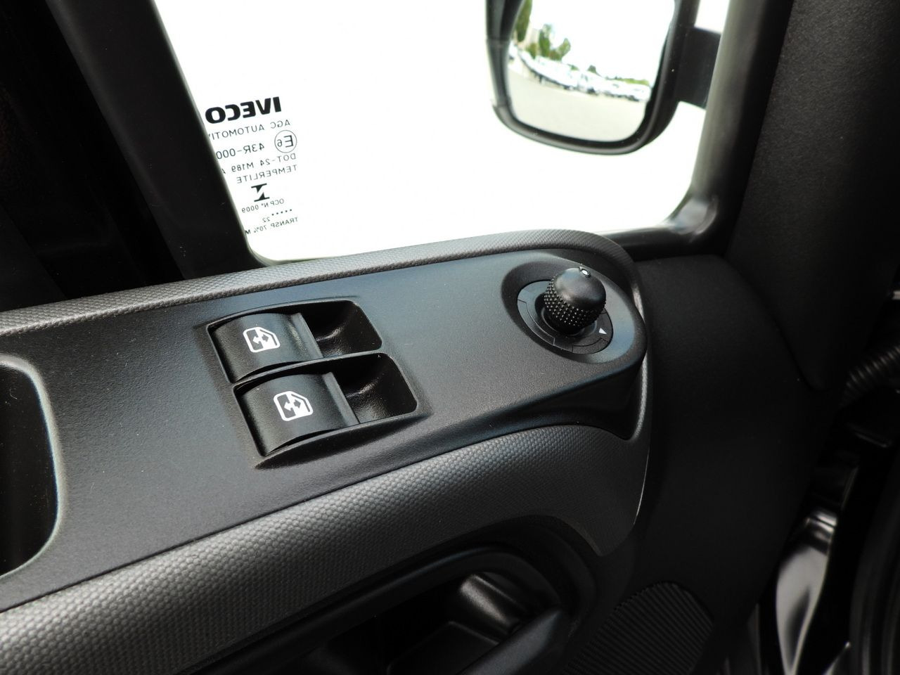 Closed box van IVECO DAILY 35S18 BOX LIFT 8 PALLETS WEBASTO CRUISE CONTROL NAVIGATION LED LIGHTS PNEUMATICS AIR CONDITIONING 180HP: picture 32 Closed box van IVECO DAILY 35S18 BOX LIFT 8 PALLETS WEBASTO CRUISE CONTROL NAVIGATION LED LIGHTS PNEUMATICS AIR CONDITIONING 180HP: picture 32