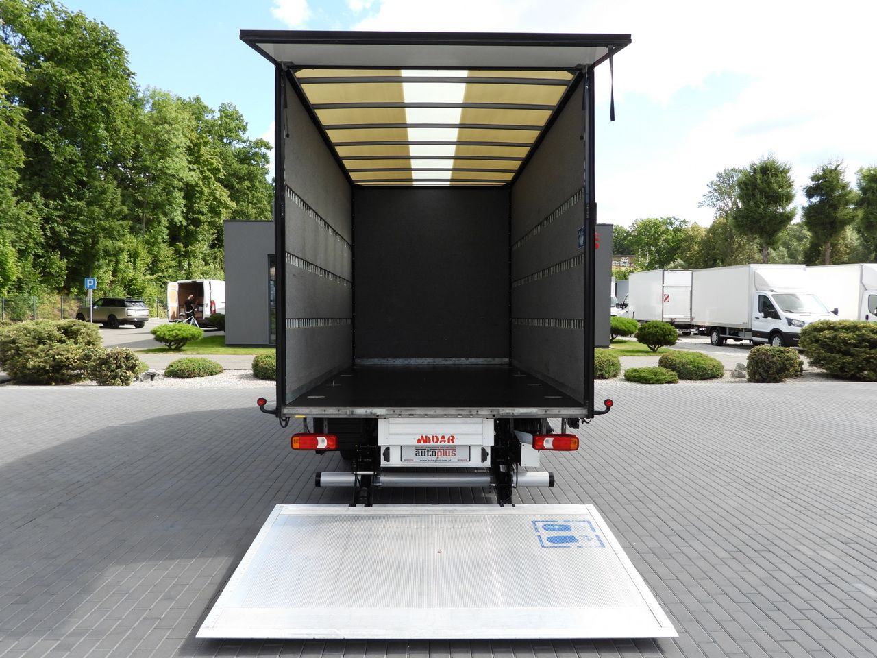 Closed box van IVECO DAILY 35S18 BOX LIFT 8 PALLETS WEBASTO CRUISE CONTROL NAVIGATION LED LIGHTS PNEUMATICS AIR CONDITIONING 180HP: picture 11 Closed box van IVECO DAILY 35S18 BOX LIFT 8 PALLETS WEBASTO CRUISE CONTROL NAVIGATION LED LIGHTS PNEUMATICS AIR CONDITIONING 180HP: picture 11