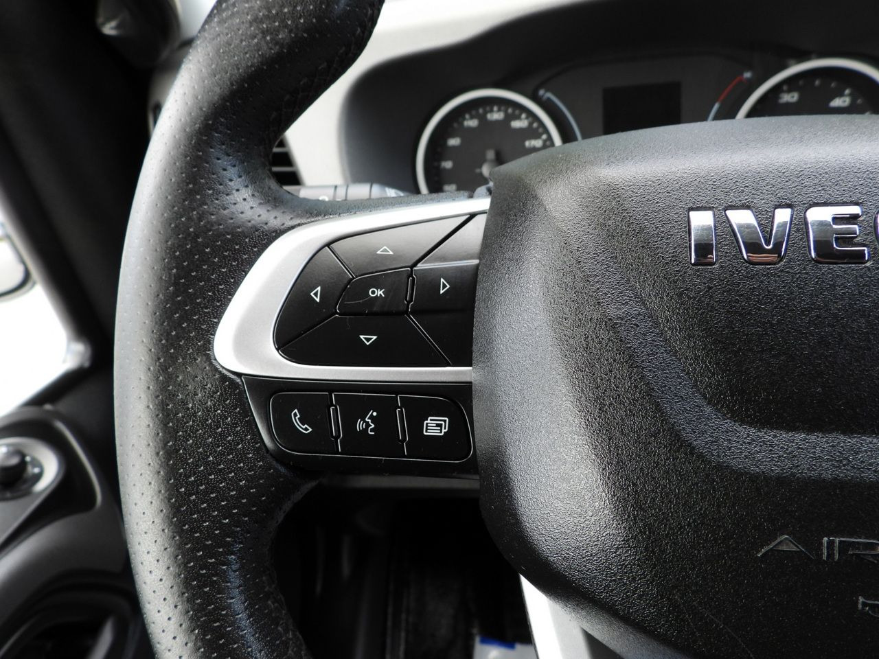 Closed box van IVECO DAILY 35S18 BOX LIFT 8 PALLETS WEBASTO CRUISE CONTROL NAVIGATION LED LIGHTS PNEUMATICS AIR CONDITIONING 180HP: picture 36 Closed box van IVECO DAILY 35S18 BOX LIFT 8 PALLETS WEBASTO CRUISE CONTROL NAVIGATION LED LIGHTS PNEUMATICS AIR CONDITIONING 180HP: picture 36