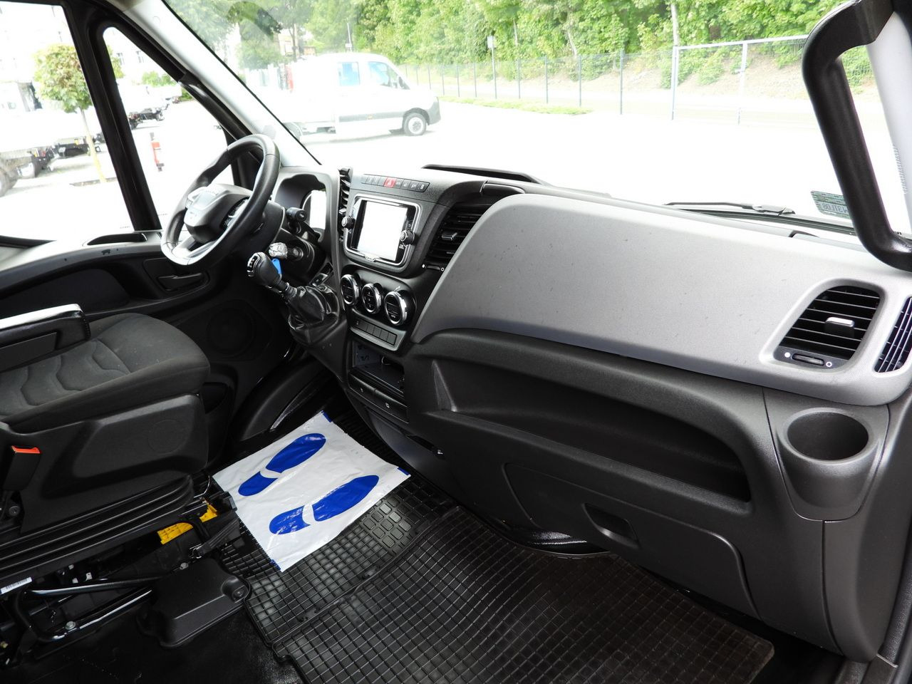 Closed box van IVECO DAILY 35S18 BOX LIFT 8 PALLETS WEBASTO CRUISE CONTROL NAVIGATION LED LIGHTS PNEUMATICS AIR CONDITIONING 180HP: picture 45 Closed box van IVECO DAILY 35S18 BOX LIFT 8 PALLETS WEBASTO CRUISE CONTROL NAVIGATION LED LIGHTS PNEUMATICS AIR CONDITIONING 180HP: picture 45