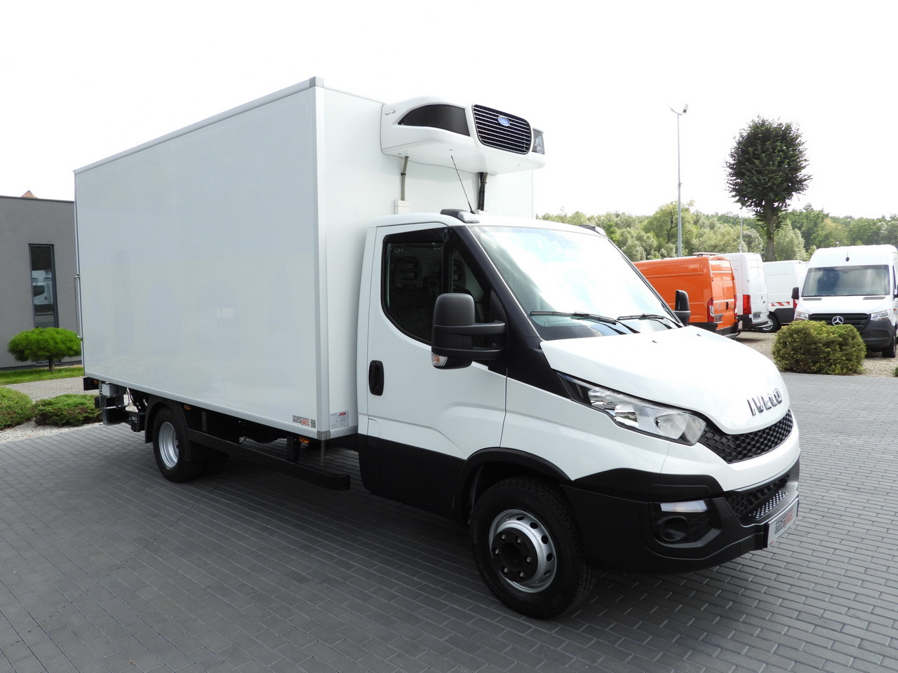 IVECO DAILY 70C17 REFRIGERATOR 1*C LIFT 10 PALLETS POWER SUPPLY 230V CRUISE CONTROL AIR CONDITIONING PNEUMATICS AUTOMATIC TRANSMISSION HI-MATIC TWIN WHEELS 170HP - Refrigerator truck: picture 4 IVECO DAILY 70C17 REFRIGERATOR 1*C LIFT 10 PALLETS POWER SUPPLY 230V CRUISE CONTROL AIR CONDITIONING PNEUMATICS AUTOMATIC TRANSMISSION HI-MATIC TWIN WHEELS 170HP - Refrigerator truck: picture 4