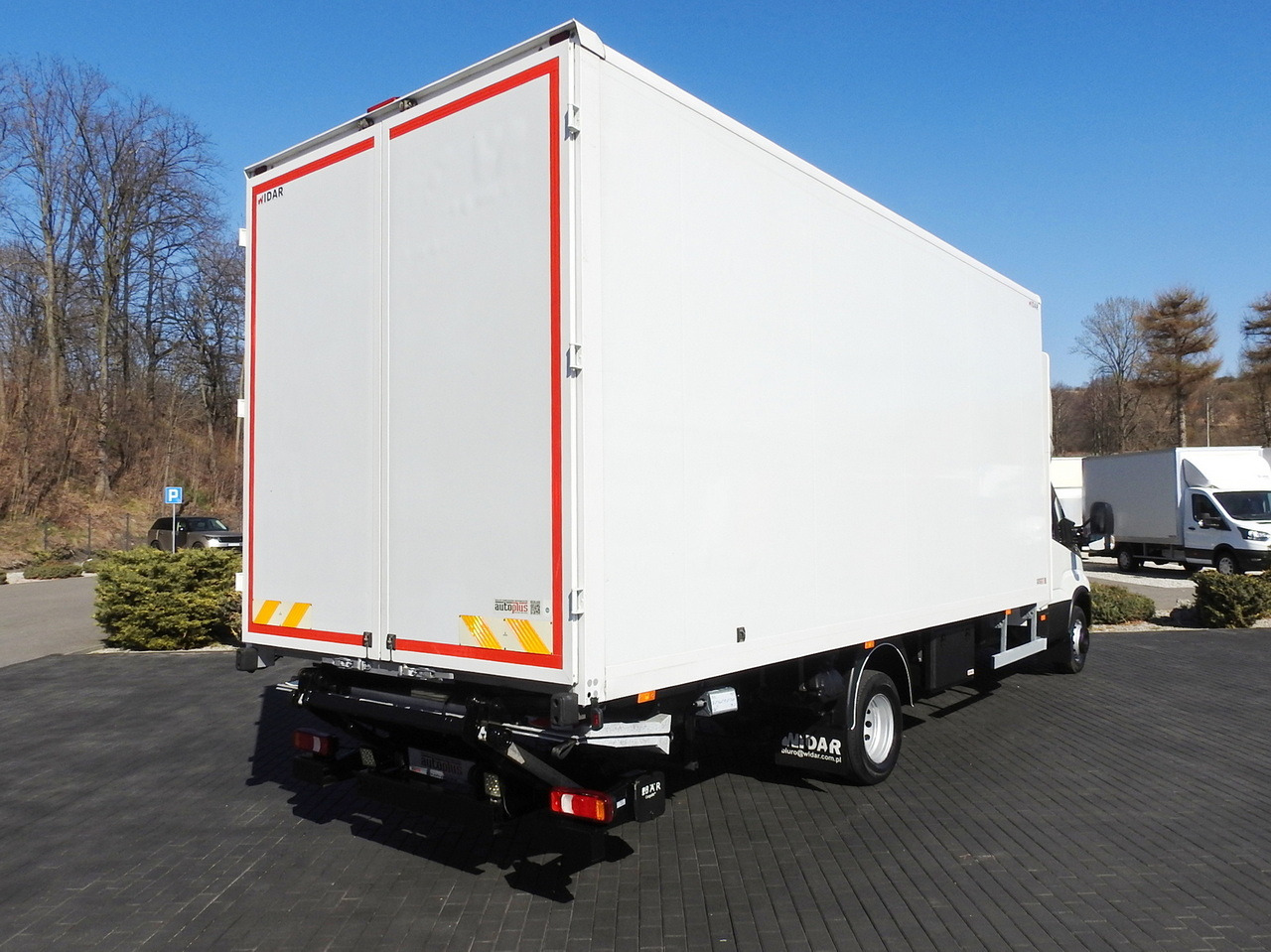 IVECO DAILY 70C18 BOX LIFT 14 PALLETS WEBASTO CRUISE CONTROL NAVIGATION LED LIGHTS TWIN WHEELS AIR CONDITIONING 180HP - Box truck: picture 3 IVECO DAILY 70C18 BOX LIFT 14 PALLETS WEBASTO CRUISE CONTROL NAVIGATION LED LIGHTS TWIN WHEELS AIR CONDITIONING 180HP - Box truck: picture 3