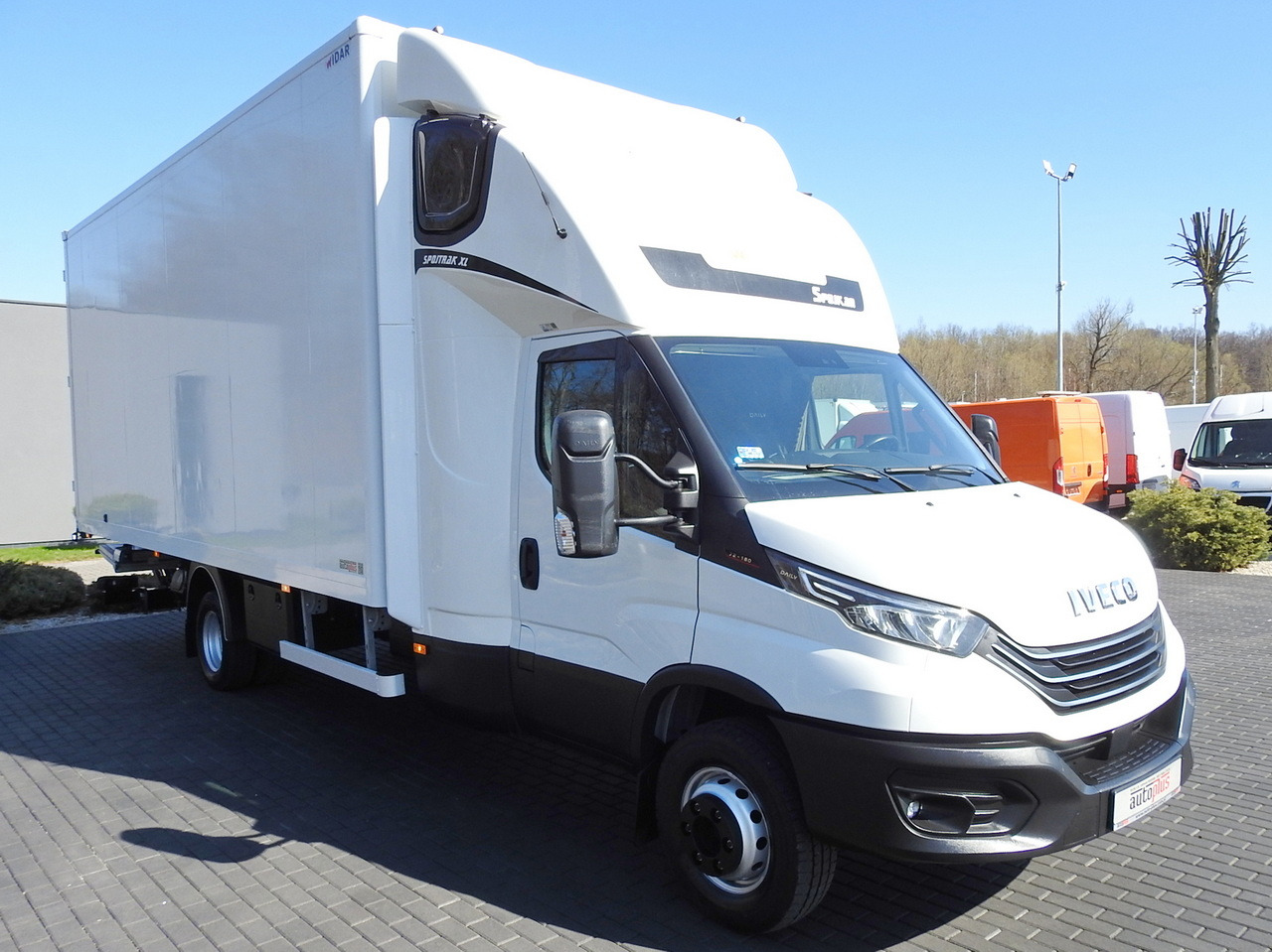 IVECO DAILY 70C18 BOX LIFT 14 PALLETS WEBASTO CRUISE CONTROL NAVIGATION LED LIGHTS TWIN WHEELS AIR CONDITIONING 180HP - Box truck: picture 4 IVECO DAILY 70C18 BOX LIFT 14 PALLETS WEBASTO CRUISE CONTROL NAVIGATION LED LIGHTS TWIN WHEELS AIR CONDITIONING 180HP - Box truck: picture 4
